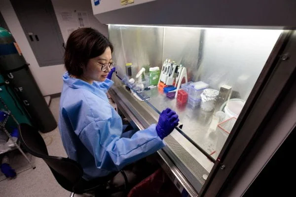 Laboratory fume hood with closed sash and Shut the Sash energy conservation signage