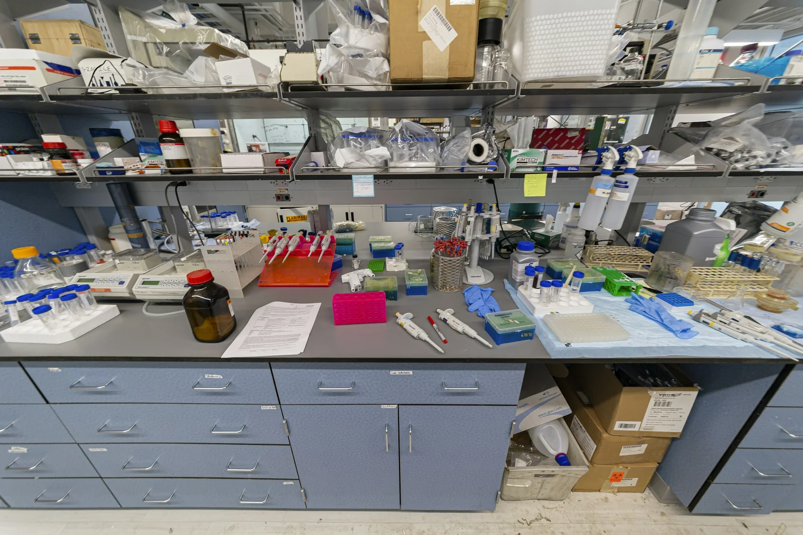 Laboratory bench with analytical instruments suitable for point-source capture
