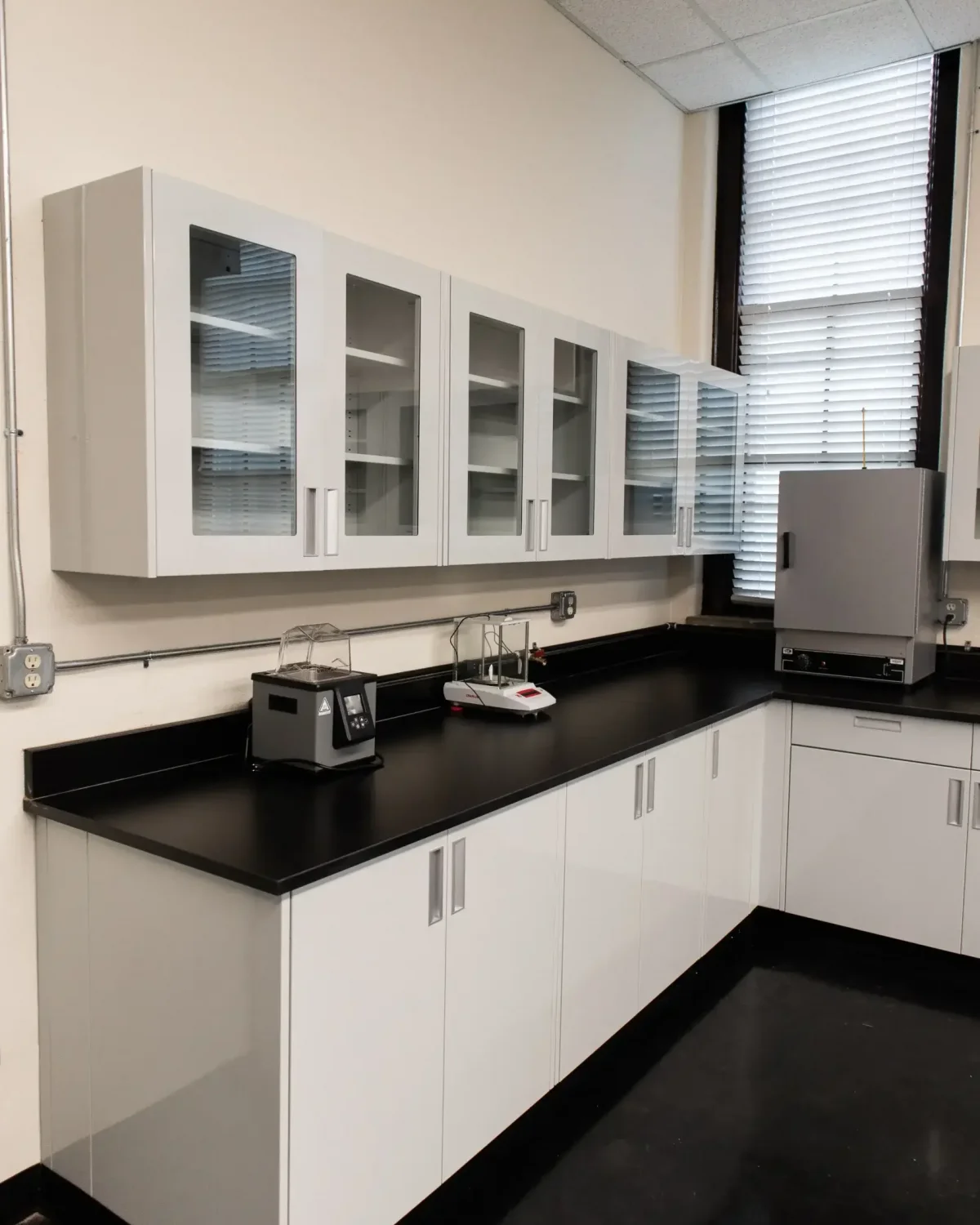 Epoxy Resin Laboratory Countertops | College Lab | OnePointe Solutions