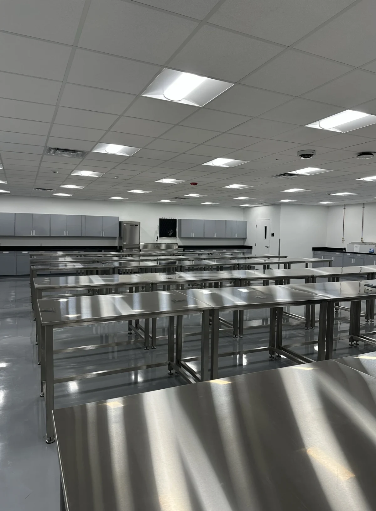 Medical Lab Design | Stainless Steel Tables | OnePointe Solutions