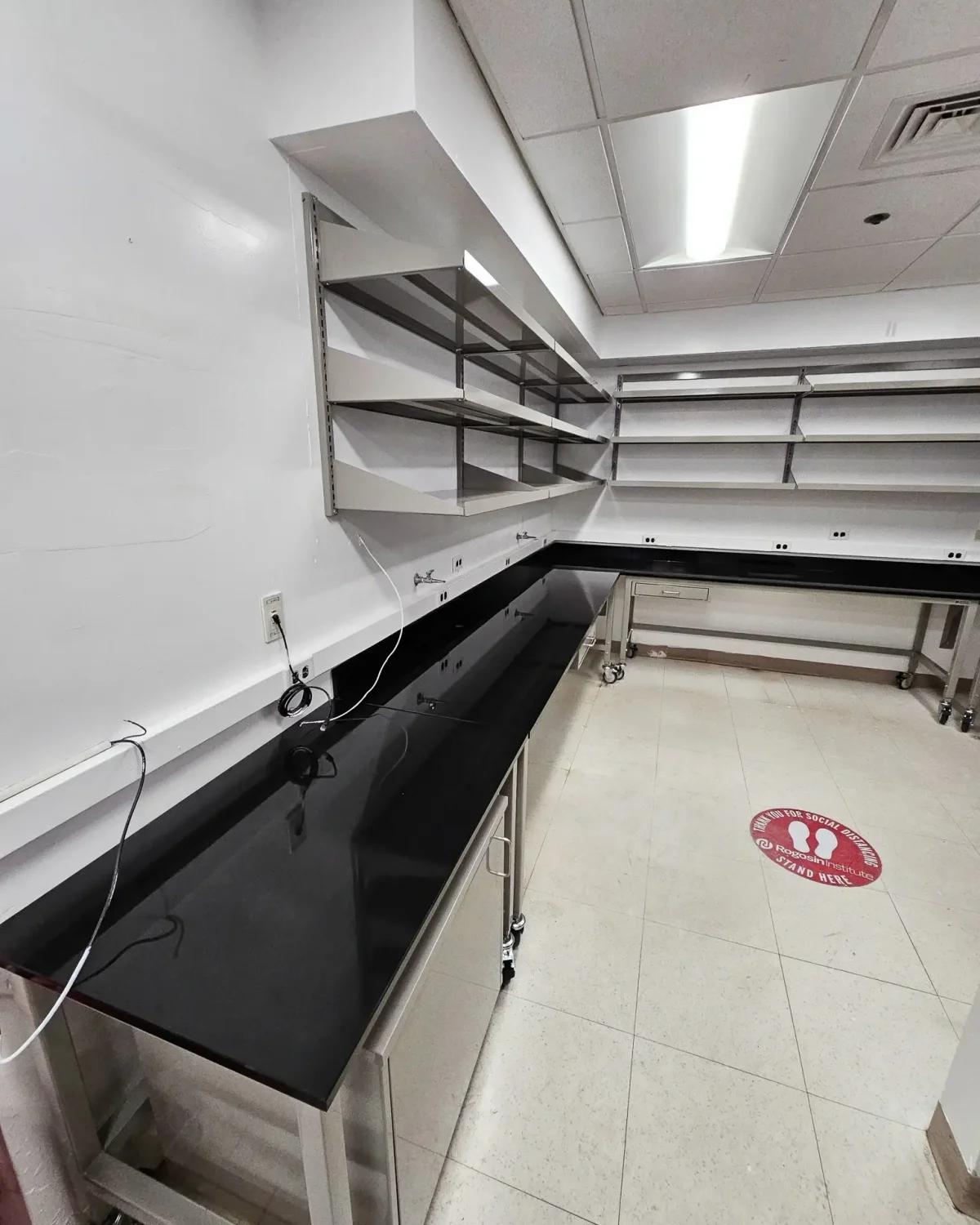 Mobile Lab Tables with Epoxy Resin Laboratory Countertops | OnePointe Solutions